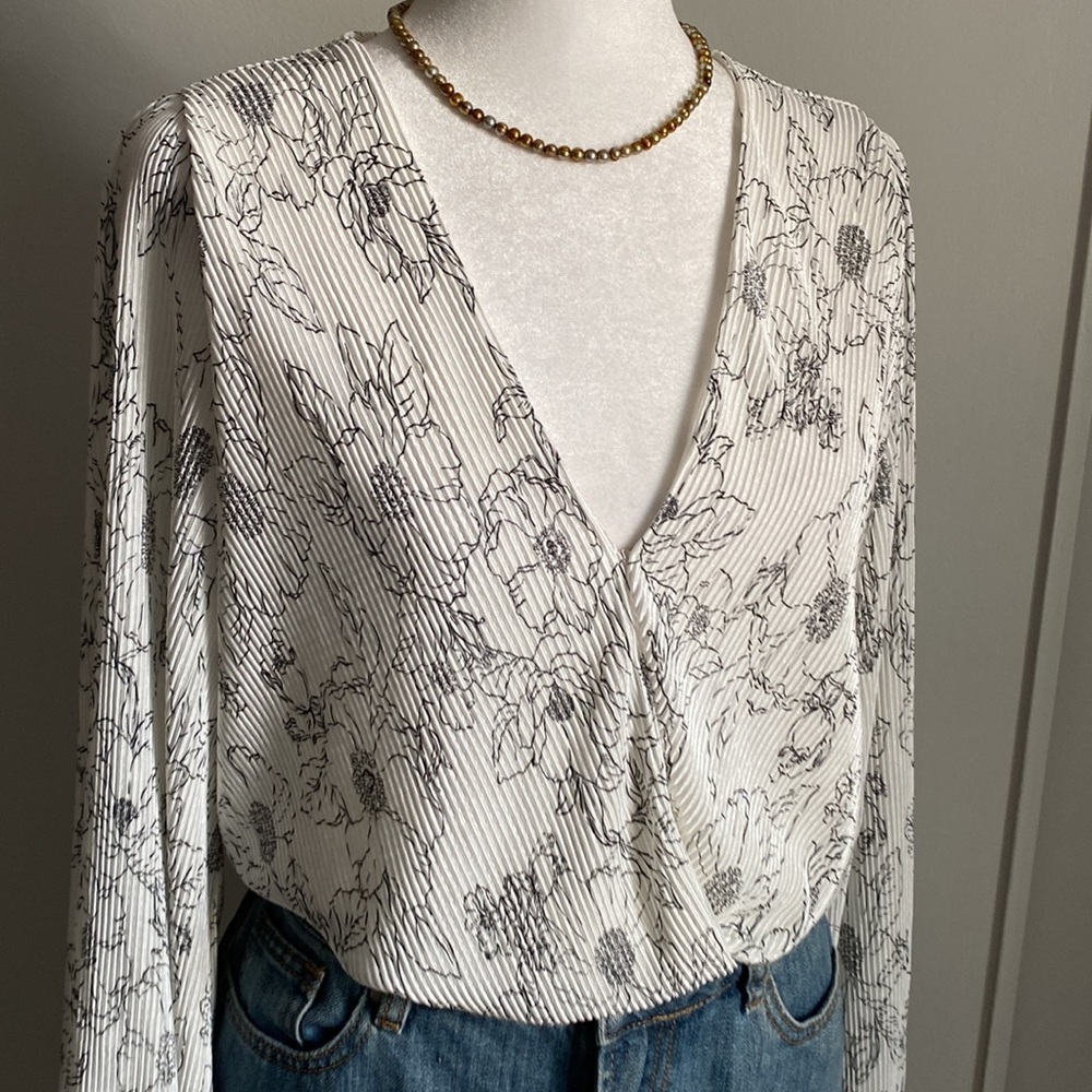 New ASTR Women’s Preppy Pleated Long Sleeve Surplice Wrap Floral Print Blouse